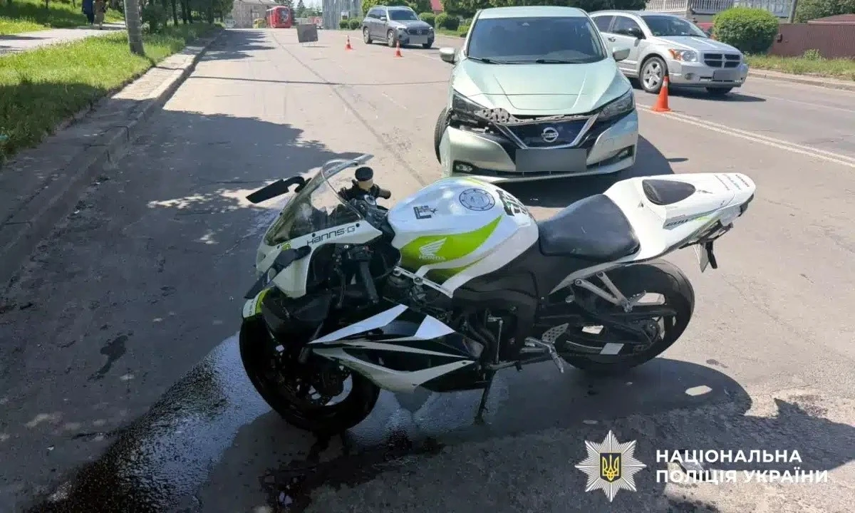 У Рівному водій легковика порушив ПДР і збив мотоцикліста