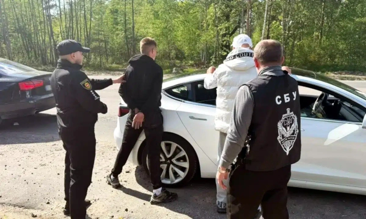 Провал на Tesla: на Рівненщині заблокували елітний трансфер ухилянтів до кордону за 21 800 доларів