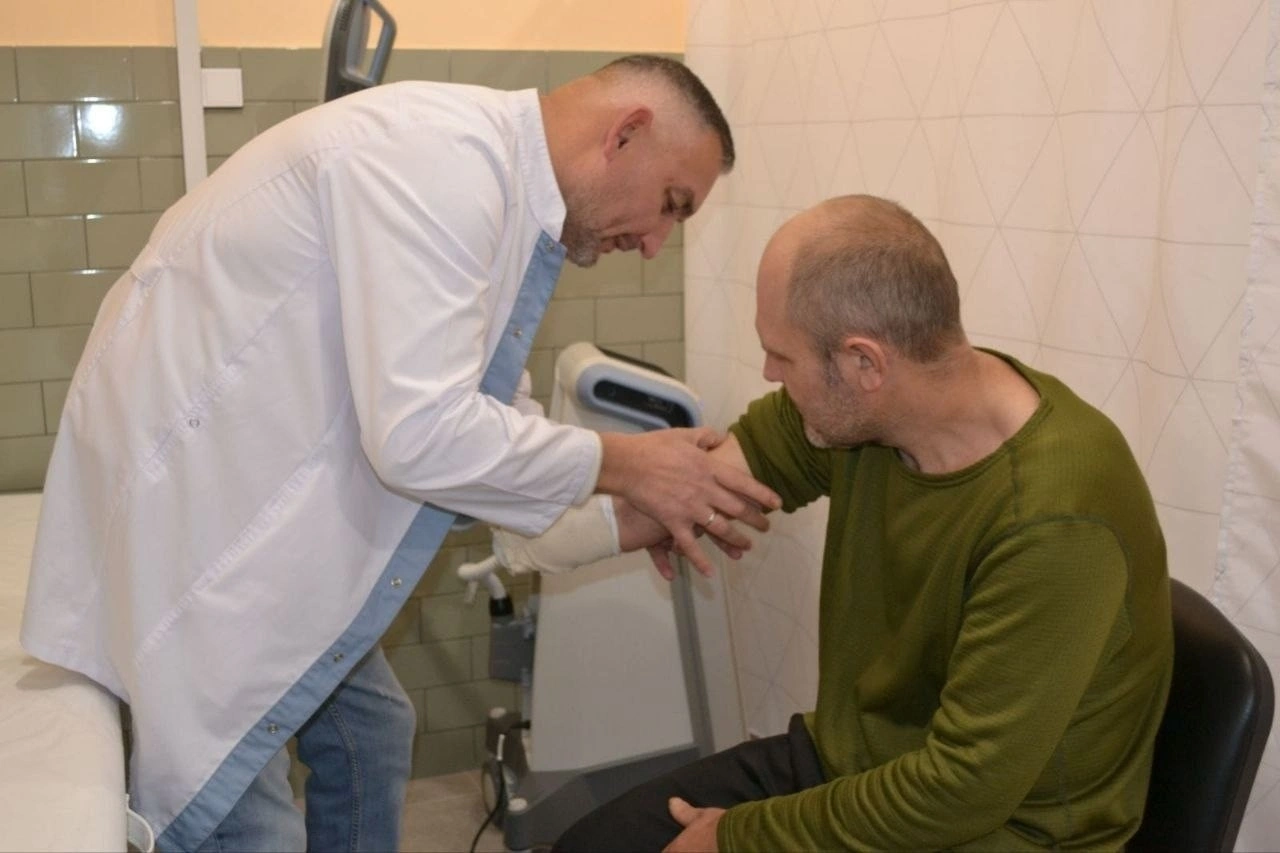 Новий підхід у Клеванській лікарні: реабілітація військових стартуватиме одразу після операційних втручань