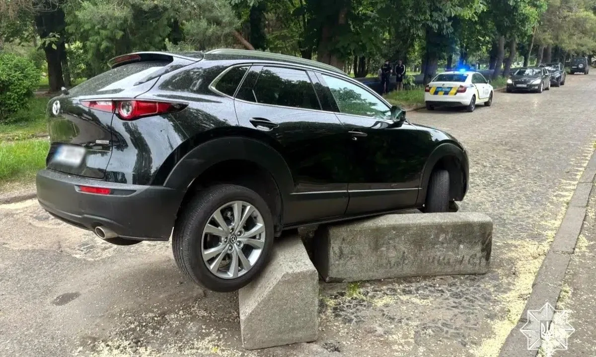 У Рівному водійка Mazda протаранила бордюр