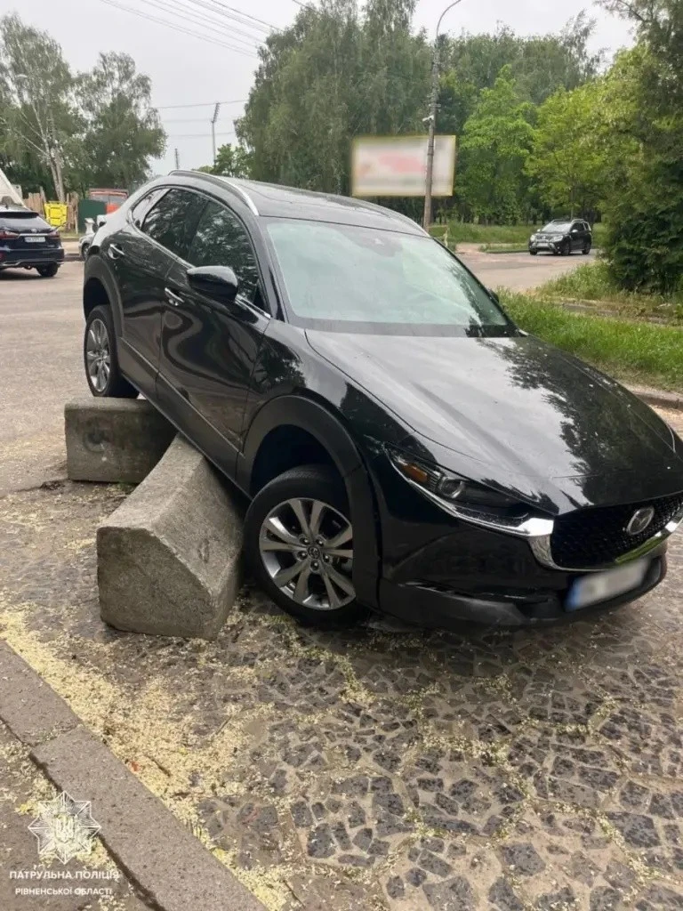 У Рівному водійка Mazda протаранила бордюр